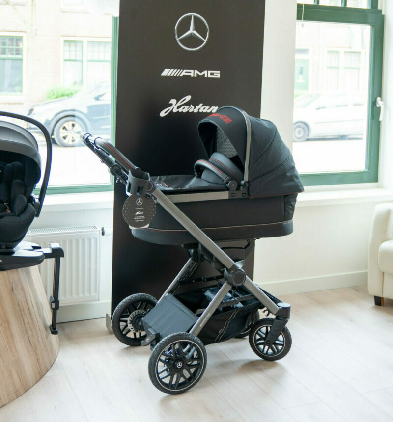 Mercedes kinderwagen met luxe design en hoogwaardige afwerking, ideaal voor comfortabel en stijlvol wandelen.