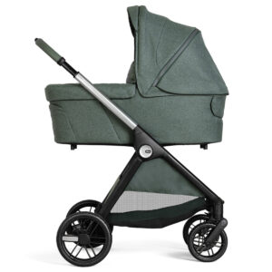 Chicco Bellagio 3-in-1 kinderwagen in Fir Tree kleur met baby onderweg op wandelpad