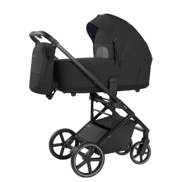 Zwarte Carrello Alfa Plus 2-in-1 kinderwagen met reiswieg en grote PU-wielen in stedelijke omgeving