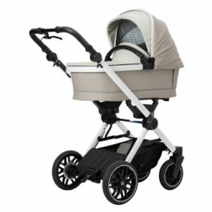 Mercedes-Benz Model AMG GT Limited Edition Beige Model 2025 – luxe compacte kinderwagen met zwarte AMG-kruisspaakvelgen en beige Dinamica-stof bekleding.