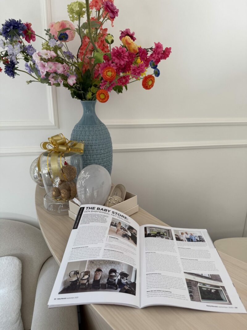 Baby magazine Baby Wereld op de toonbank van The Baby Store Amsterdam, naast stijlvolle kinderwagens