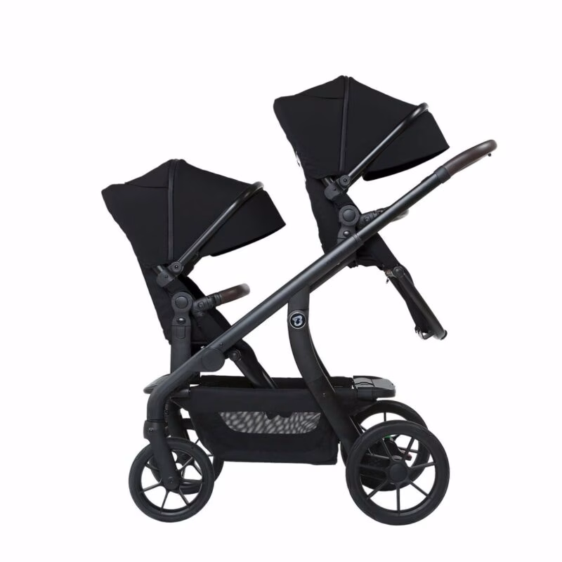 Duo kinderwagen Titaniumbaby SOLID Pollux in zwarte uitvoering met twee zitjes, verstelbare zonnekap en stevige PU-banden – geschikt voor twee kindjes vanaf de geboorte.